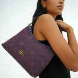 Bolso de hombro morado y bolso de mano