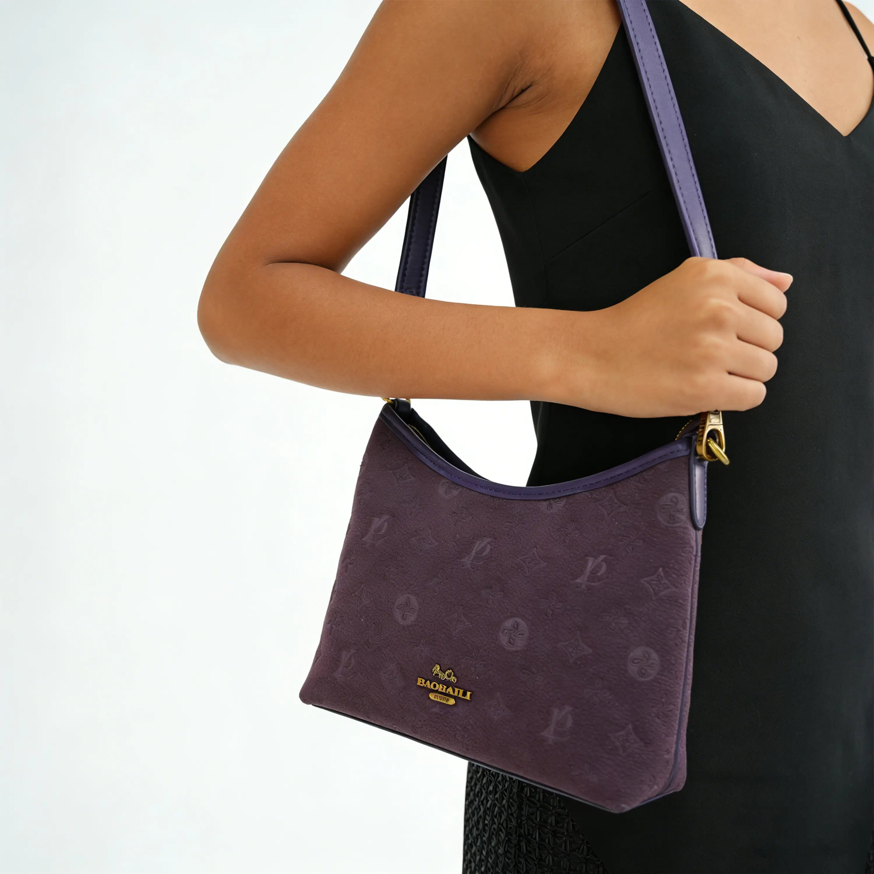 Bolso de hombro morado y bolso de mano
